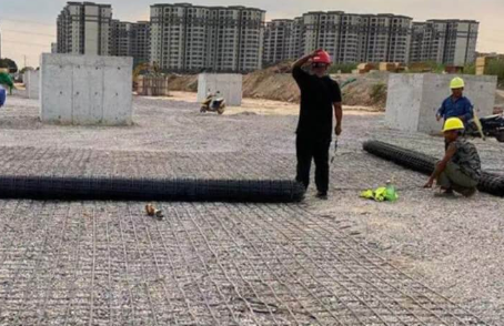 灯塔土工格栅铺设前地基要怎么处理？